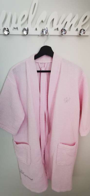 WOMEN'S PINK BATHROBE