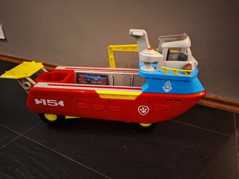 Hvolpasveita bátur með hljóð