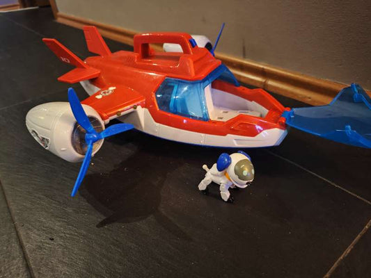 Hvolpasveita flugvél með vélkall