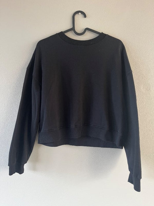 HM svort stutt peysa