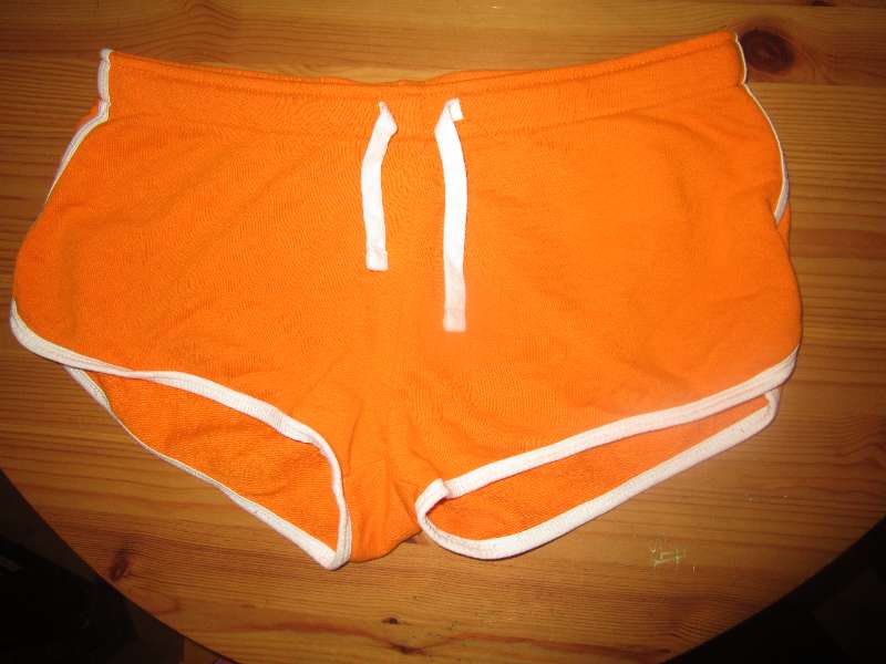 Appelsínugular stuttbuxur