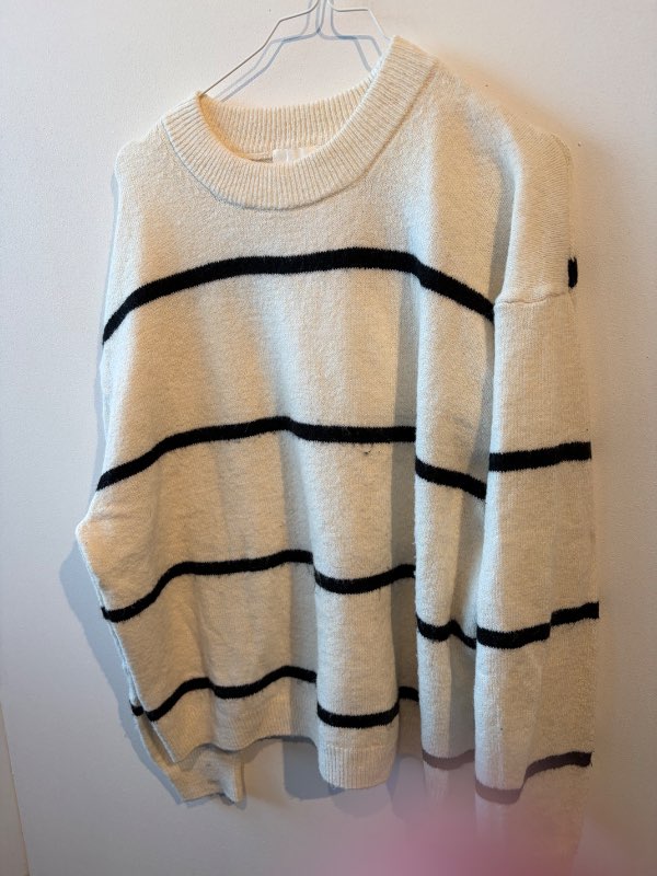 Hvít röndótt hm peysa