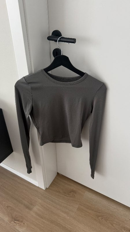 Grár langerma stuttur bolur