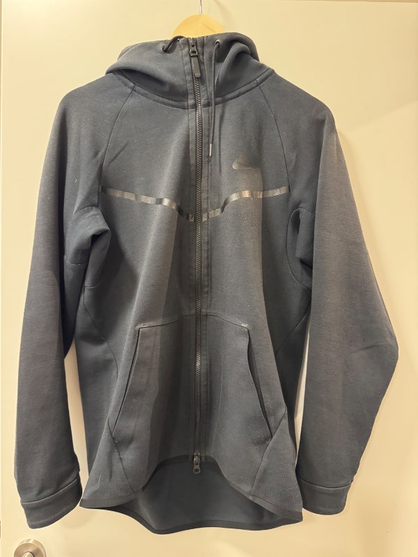 Nike tech fleece peysa svört