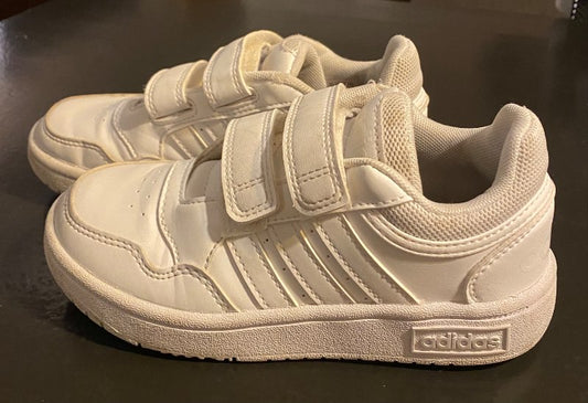 Hvítir Adidas skór