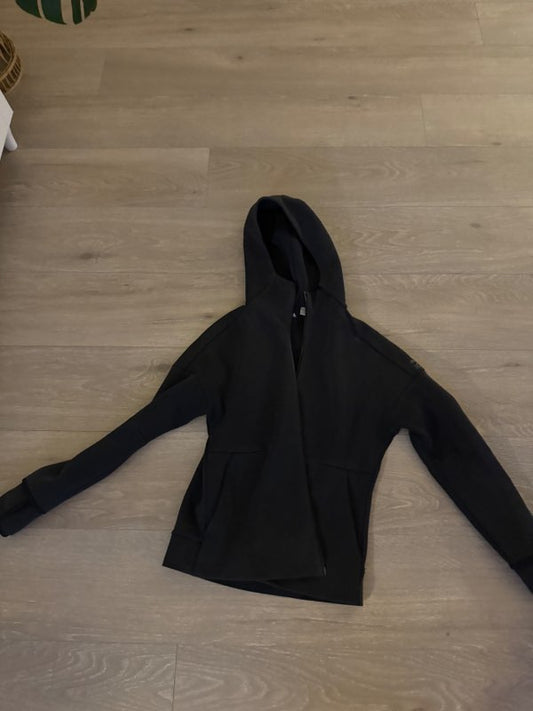Svört Adidas peysa