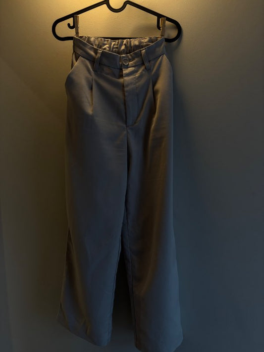 Beige buxur