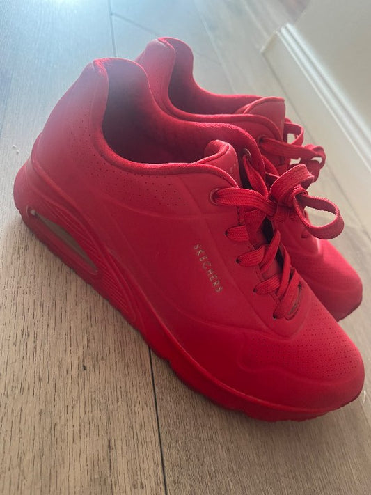 rauðir skechers skór