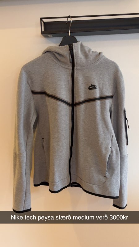 Nike tech medium peysa