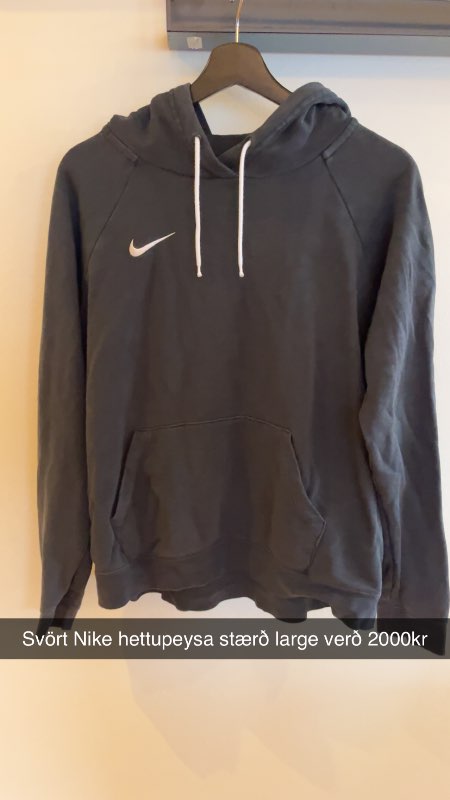 Svört Nike hettupeysa