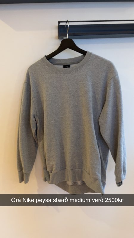Grá Nike peysa
