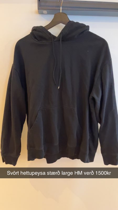 Svört hettupeysa HM