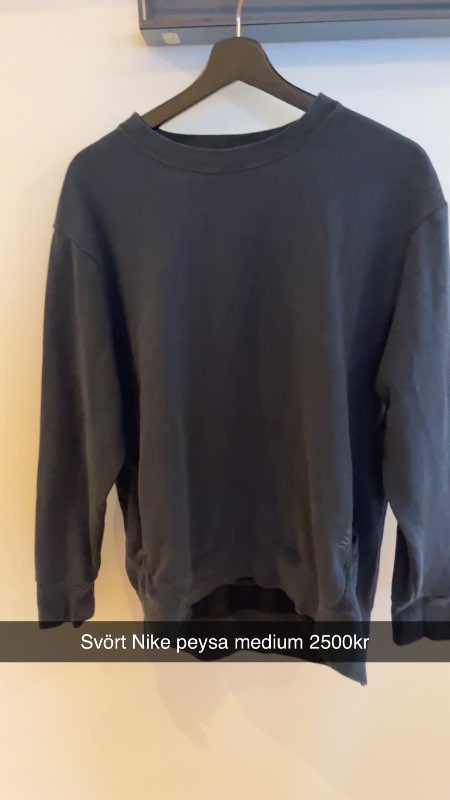 Svört Nike peysa