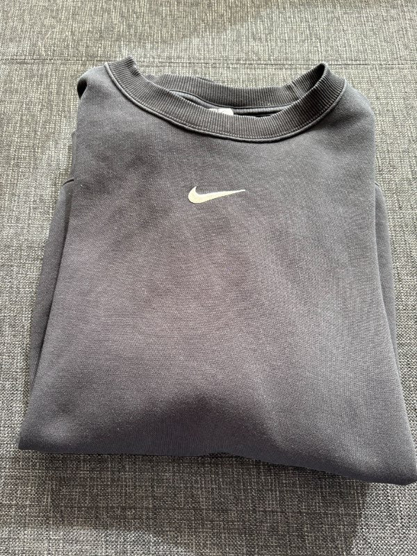 Nike svört peysa