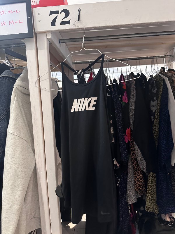 Nike logo tank svartur