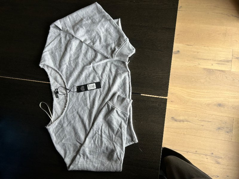 FN peysa off shoulder