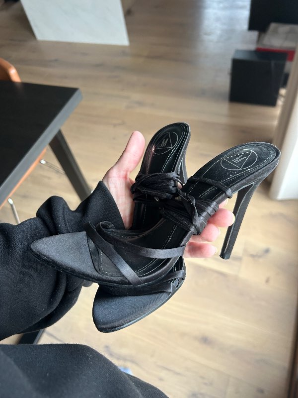 MISSGUIDED hælar bundnir