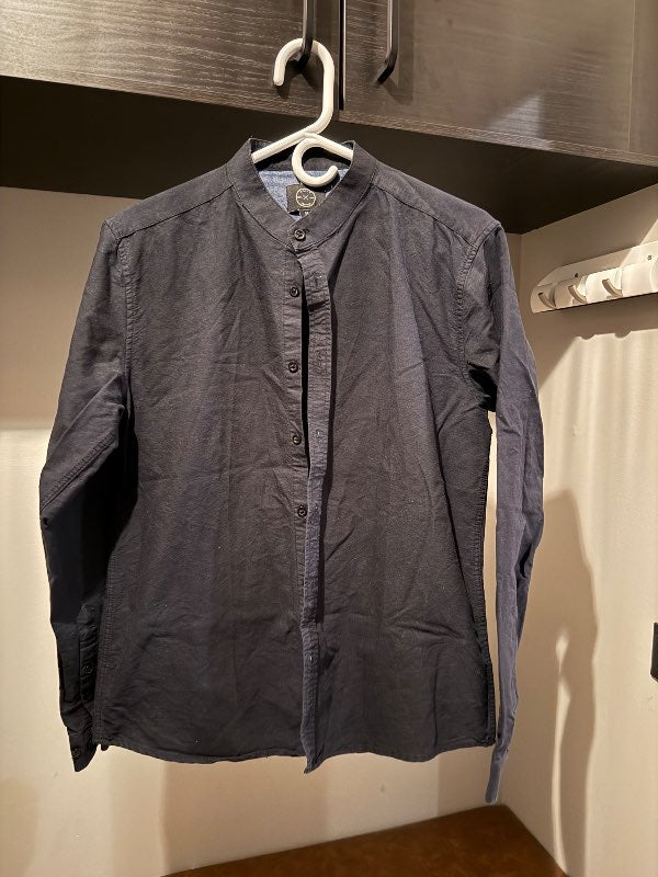 Kragalaus skyrta svört