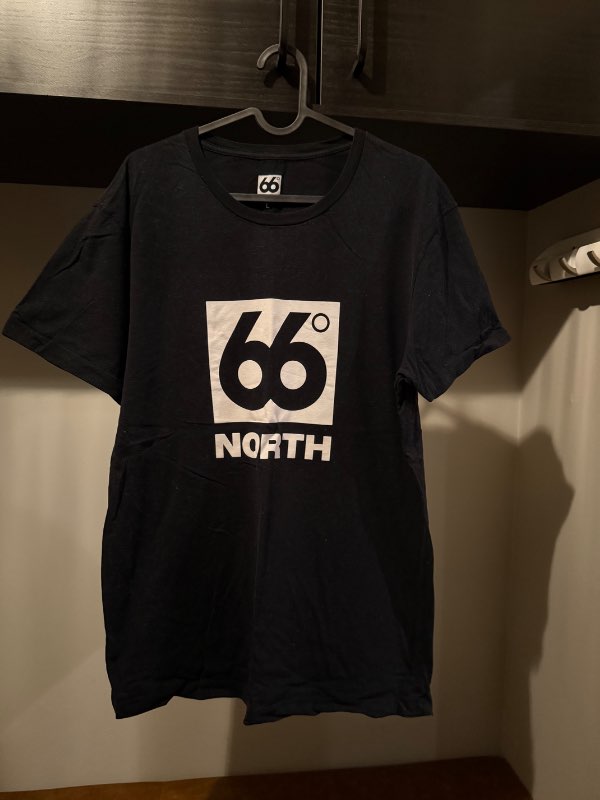 66 svartur stuttermabolur