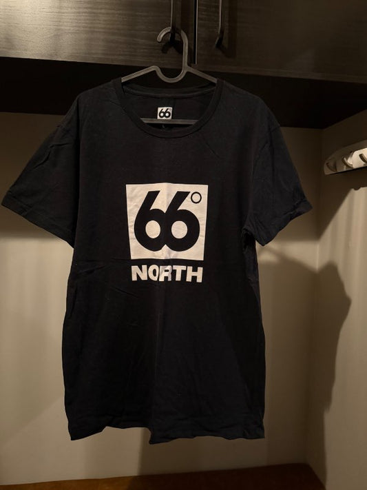 66 svartur stuttermabolur