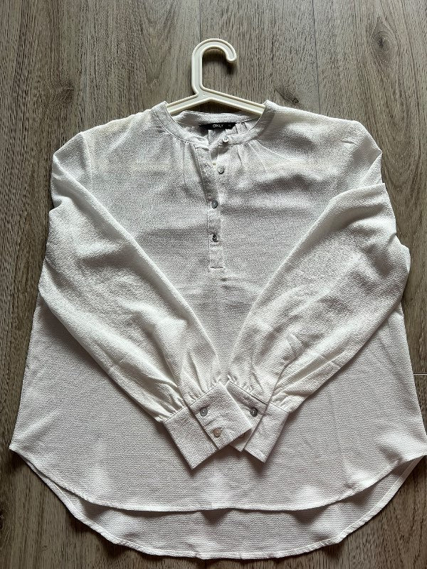 Only skyrta hvít