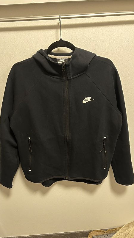 Nike svört hettupeysa
