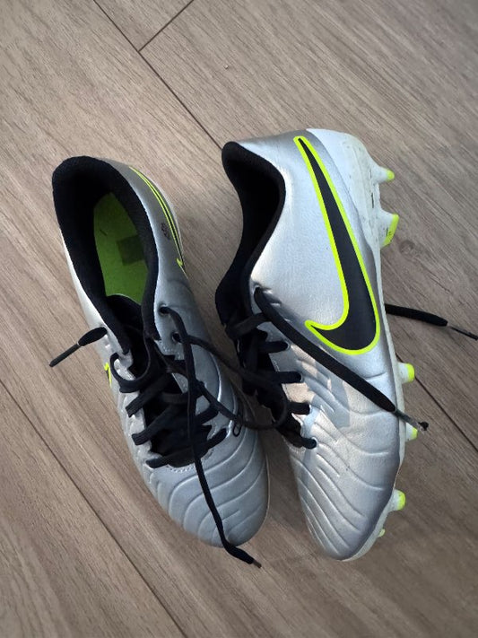 Nike takkaskór silfur
