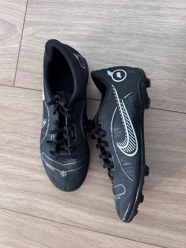 Svartir nike takkaskór