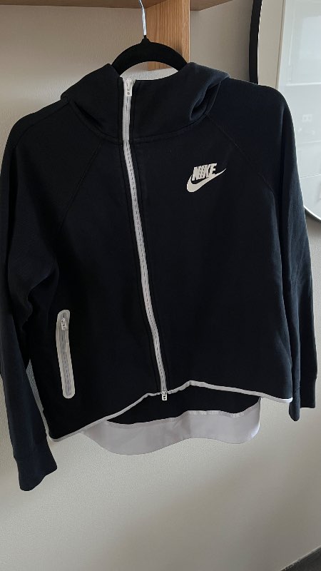 Nike svört/hvít hettupeysa