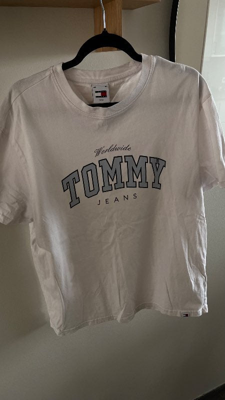Tommy Jeans hvítur bolur