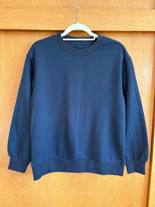 Dökkblá crewneck peysa