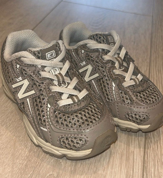 Brúnir New Balance skór