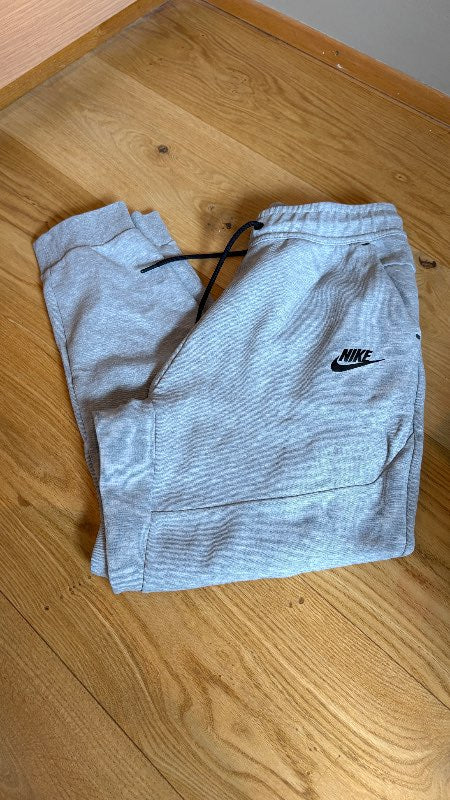 Nike teck gráar buxur