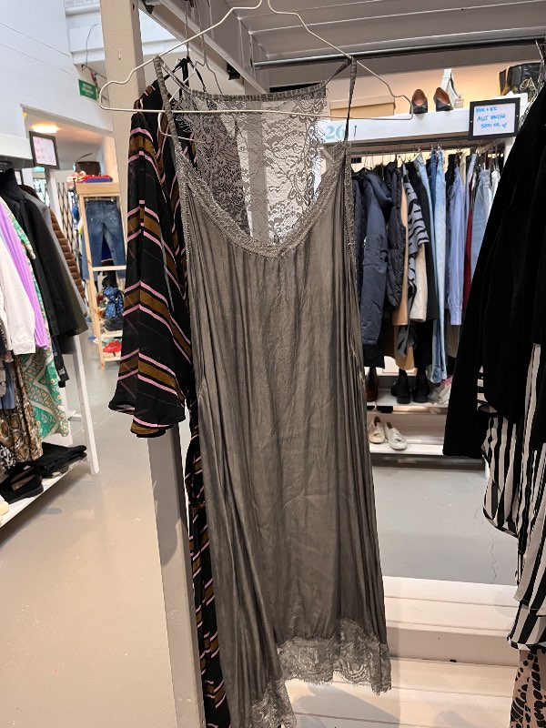 Kjóll m blúndu grár