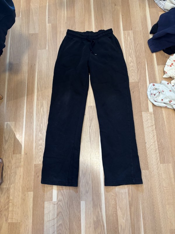 Gina Tricot buxur svartar