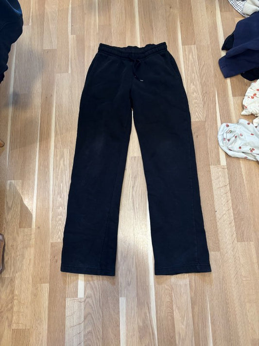 Gina Tricot buxur svartar