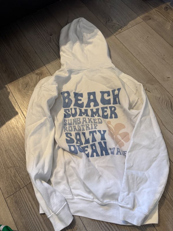 Sumar hvít hettupeysa