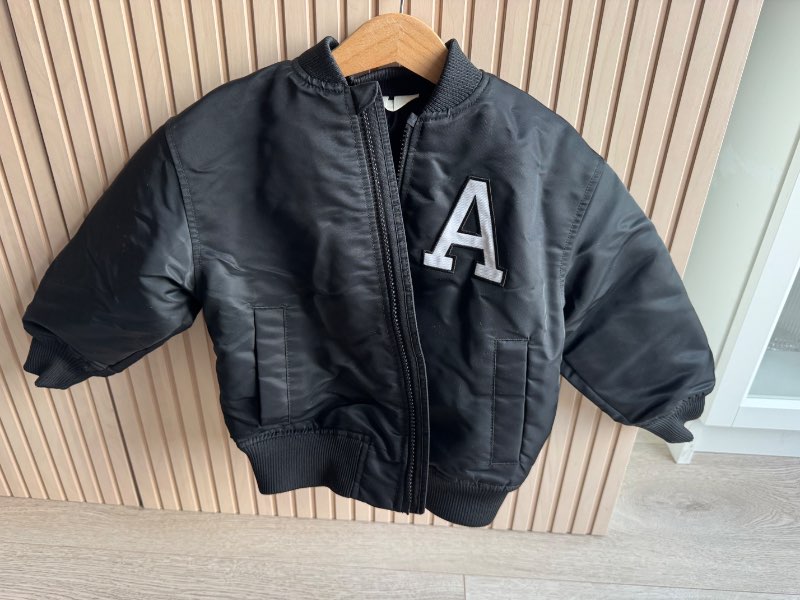 Svartur bomber jakki