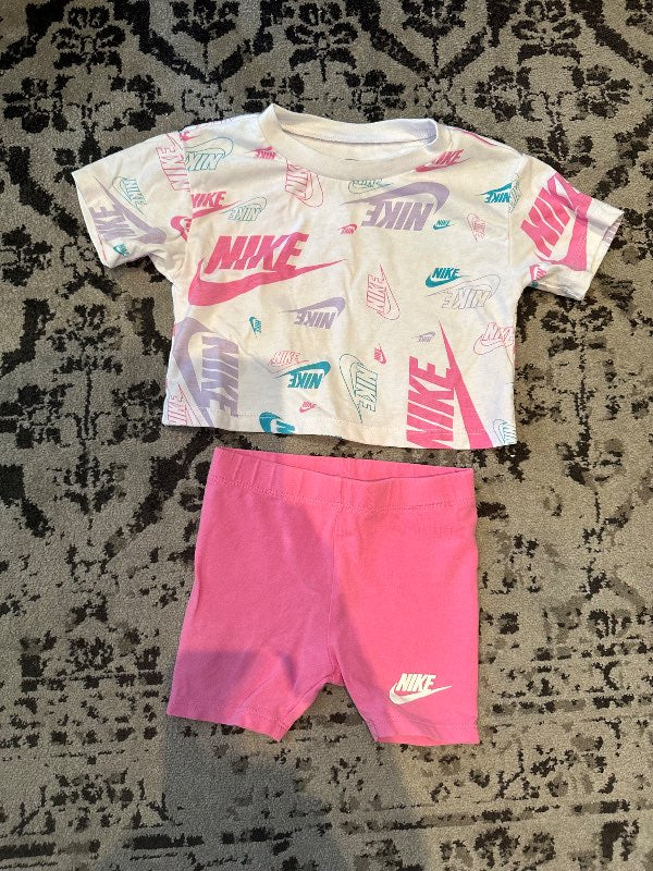 Nike stuttbuxur og bolur