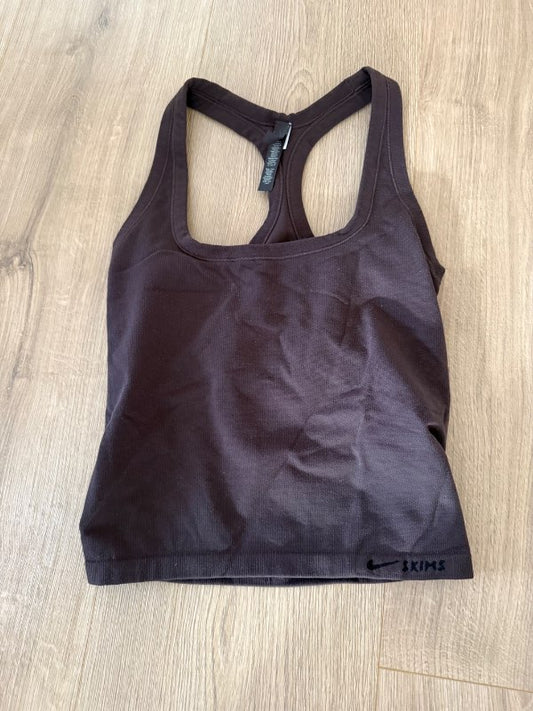 Skims/Nike brúnn ræktarbolur