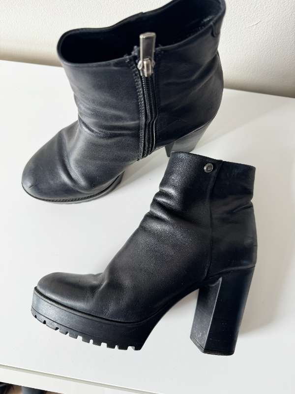 Bravelli black boots