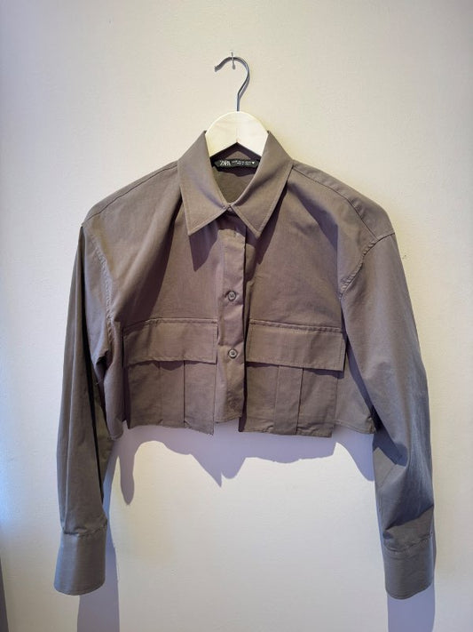 Stuttur dökkgrænn skyrtujakki