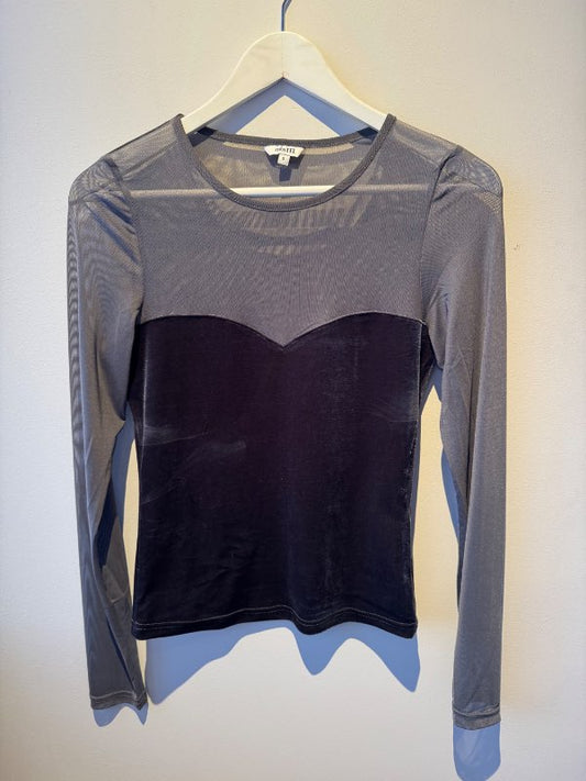 Dökkgrár flauels/mesh toppur