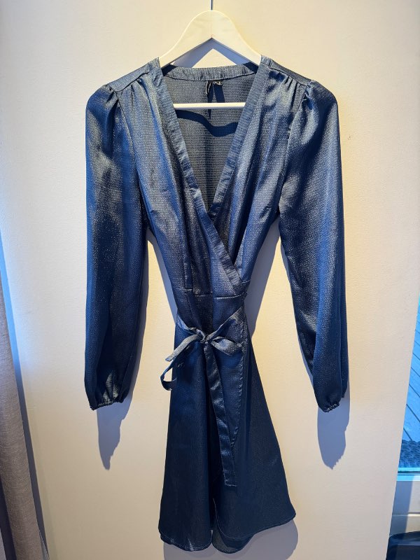 Blár vafningskjóll