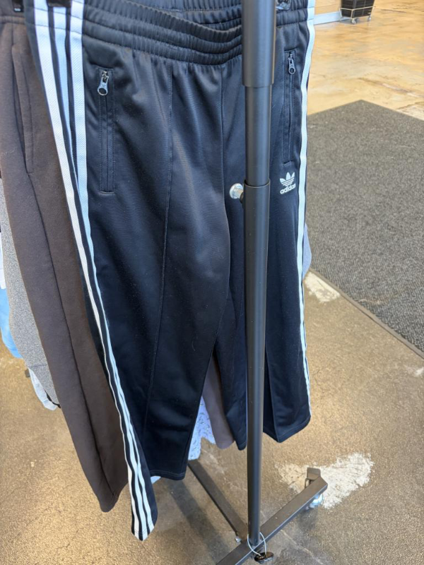 A adidas bux lítil blettur neðst á skálm Hægri