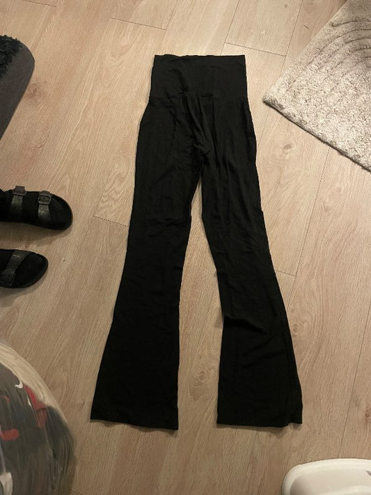 Svartar útvíðar buxur