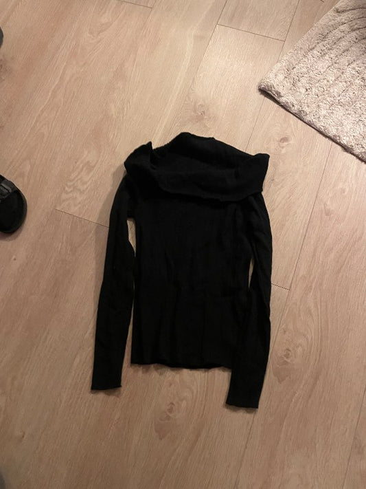 Svört peysa með kraga