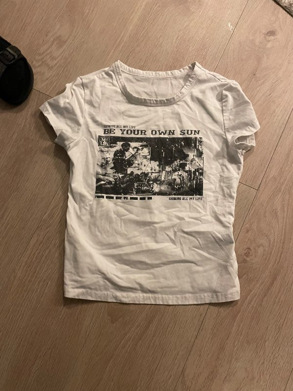 hvitur bolur með svartri mynd