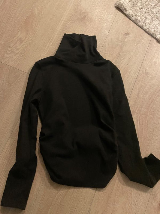 Svartur rúllukragapeysa