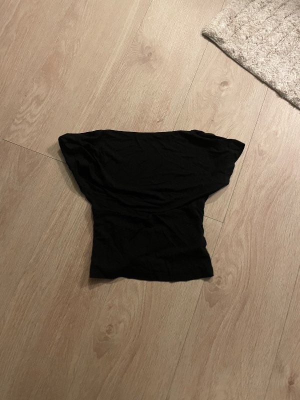 Svartur stuttur bolur